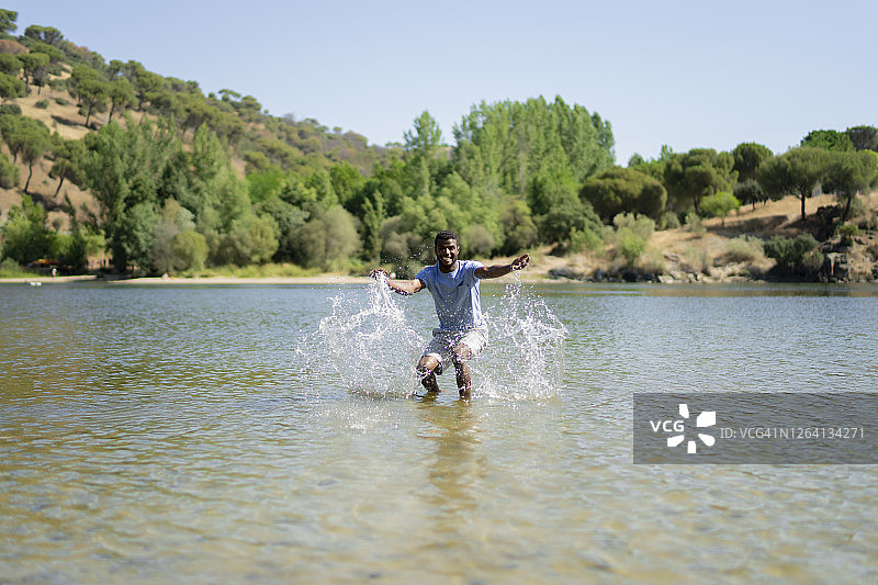 年轻男人在河里享受休闲时光图片素材