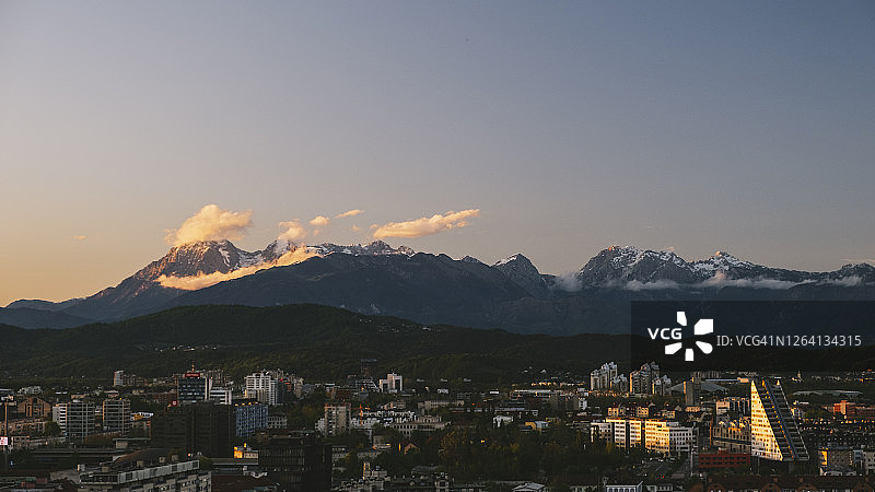 日落时分从卢布尔雅那城堡眺望特里格拉夫山和朱利安阿尔卑斯山，斯洛文尼亚图片素材