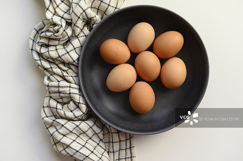 黑色碗中的棕色鸡蛋图片素材