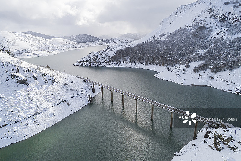 雪覆盖的水库鸟瞰图图片素材