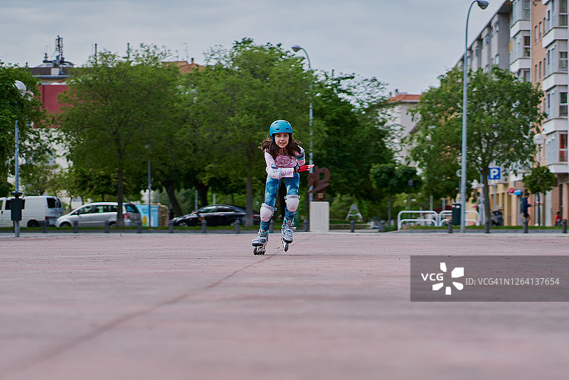 在街上戴头盔玩轮滑的女孩图片素材