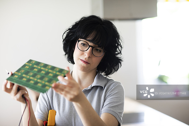 担任电子技术员的年轻女人图片素材