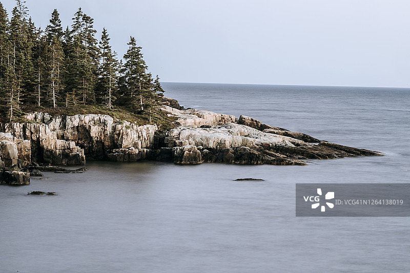 阿卡迪亚国家公园，缅因州锯齿状海岸线的长曝光图片素材