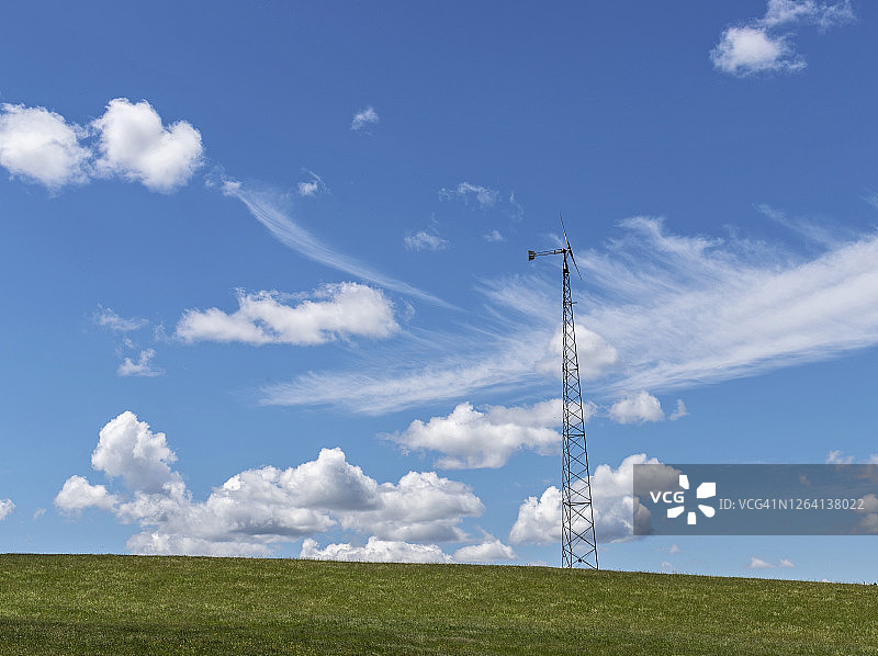 缅因州夏季晴空下的绿色田野风车图片素材
