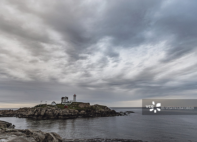 缅因州约克Nubble灯塔的阴沉多云暴风雨灰色天气图片素材