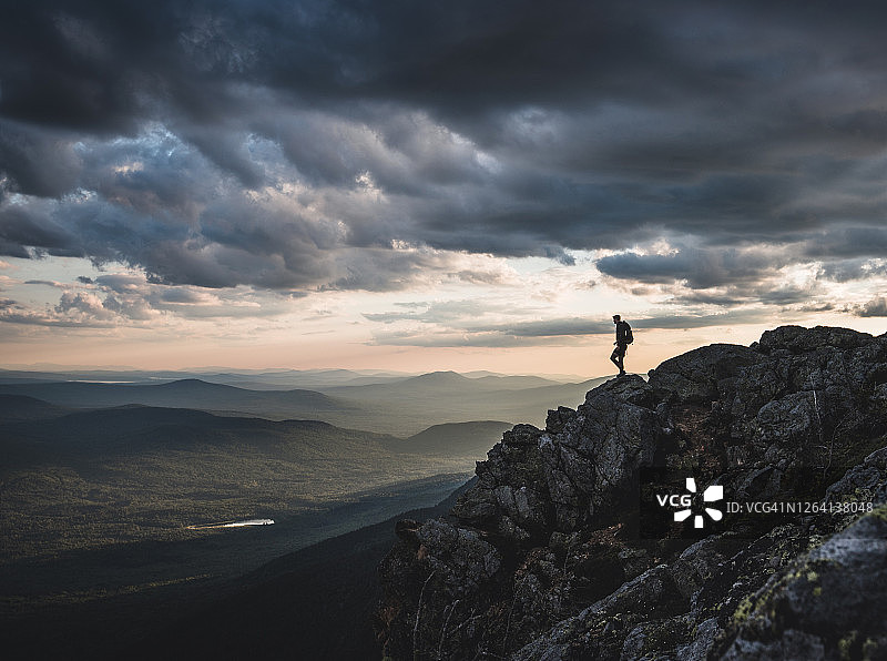 缅因州，阿巴拉契亚山道山顶上日落时分的孤独徒步旅行者图片素材