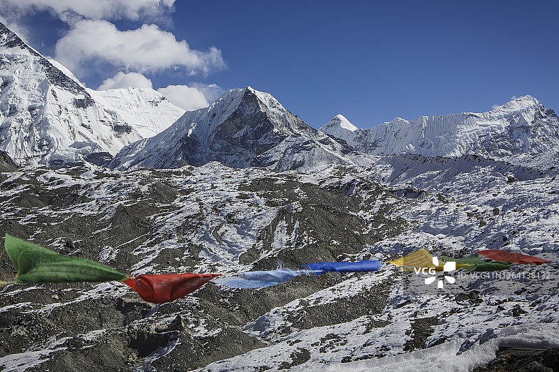 尼泊尔昆布山谷的岛峰和祈祷旗图片素材