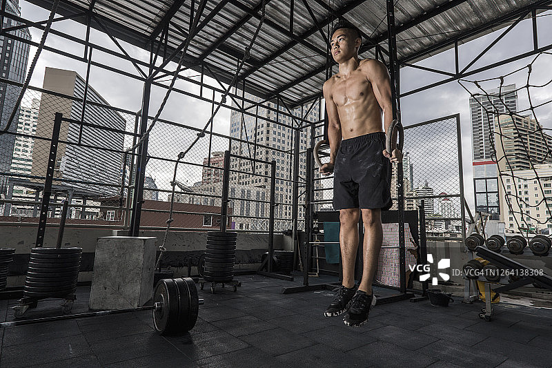在曼谷屋顶健身房锻炼的男人图片素材