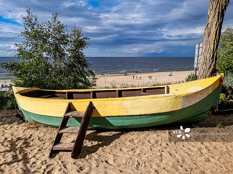 海滩上用于拍摄纪念照的木制渔船图片素材