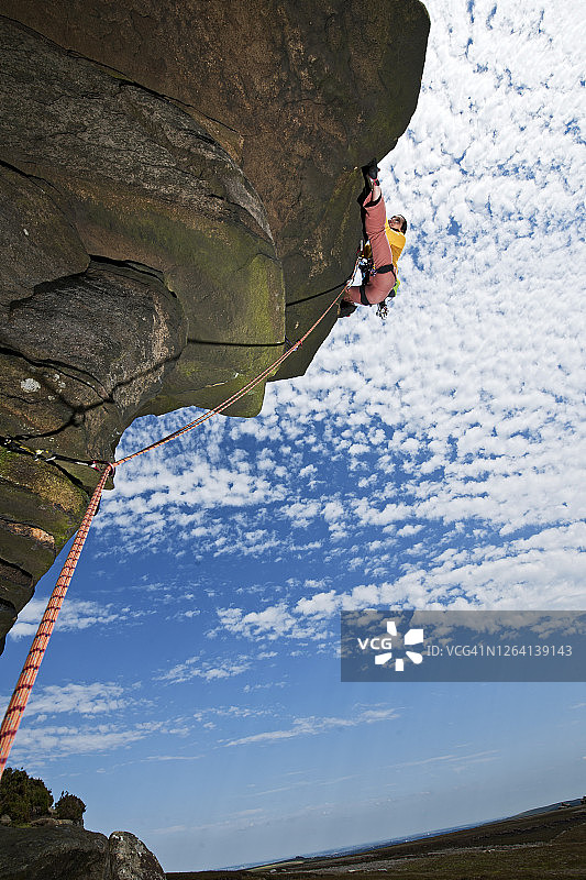 女人在英国峰区攀岩图片素材