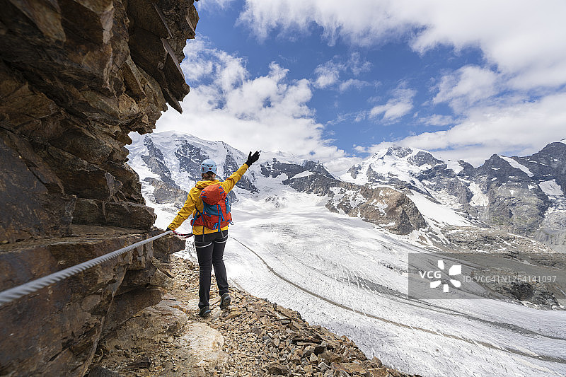 在瑞士迪亚沃勒扎峰特罗瓦特峰的铁索栈道上的女人图片素材