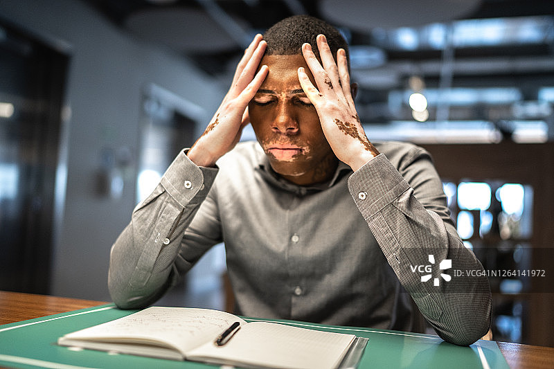 学习或工作时，忧虑又焦虑的学生图片素材