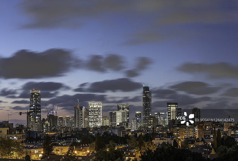 夜晚的拉马特甘天际线图片素材