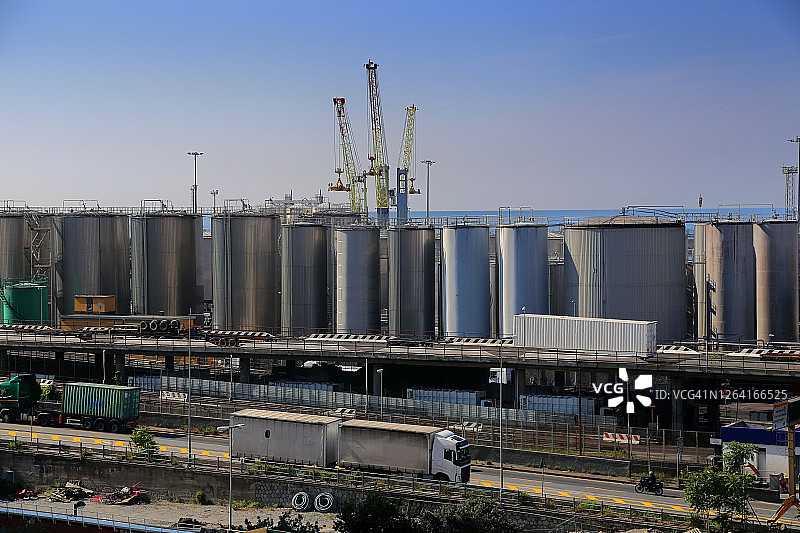 热那亚港的储罐和起重机图片素材