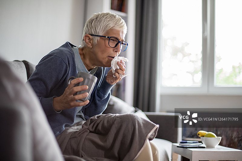 生病在家的妇女。图片素材
