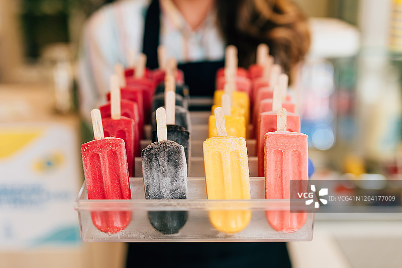 冰淇淋店里快乐的棕发女店员图片素材