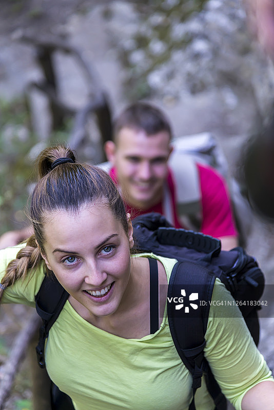 情侣攀登陡峭的山路图片素材