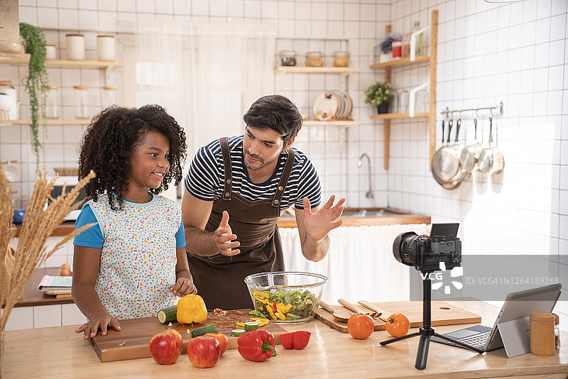视频博主在时尚都市公寓的家中制作视频图片素材