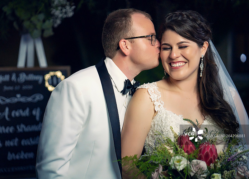 幸福的新婚夫妇图片素材