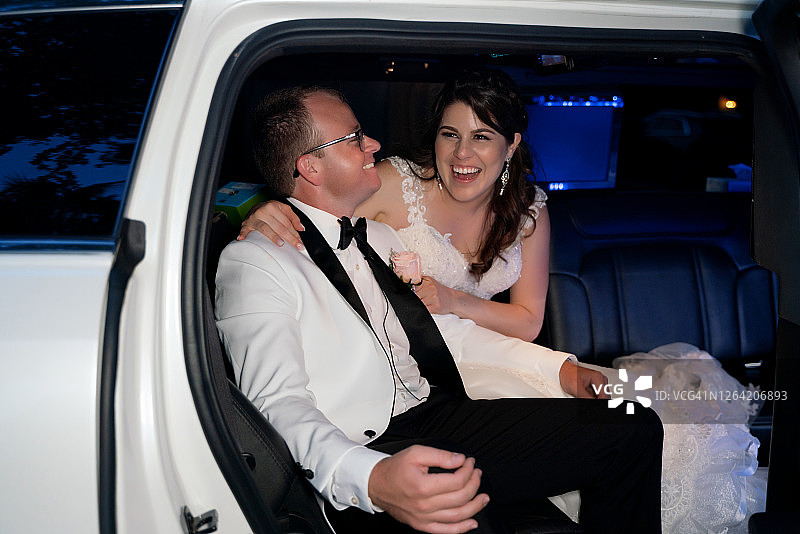 在车里亲吻的幸福新婚夫妇图片素材