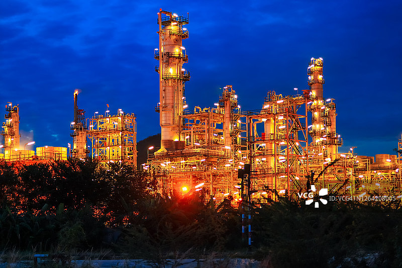 炼油厂中用于生产出口石油的管道图片素材