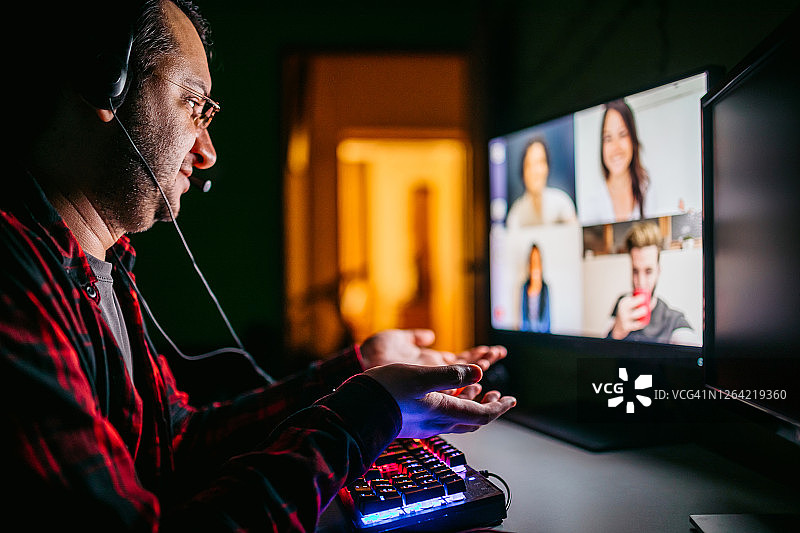 男人与朋友视频通话图片素材