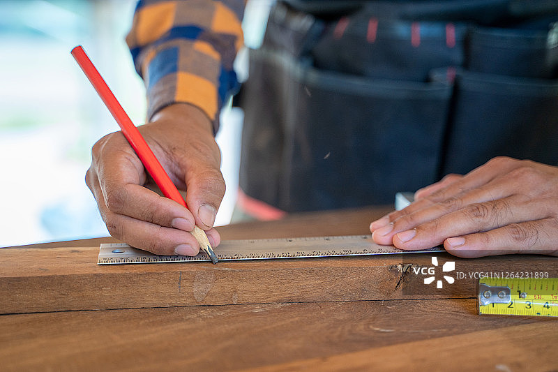 木匠测量木板图片素材