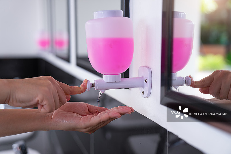 妇女洗手保持卫生图片素材