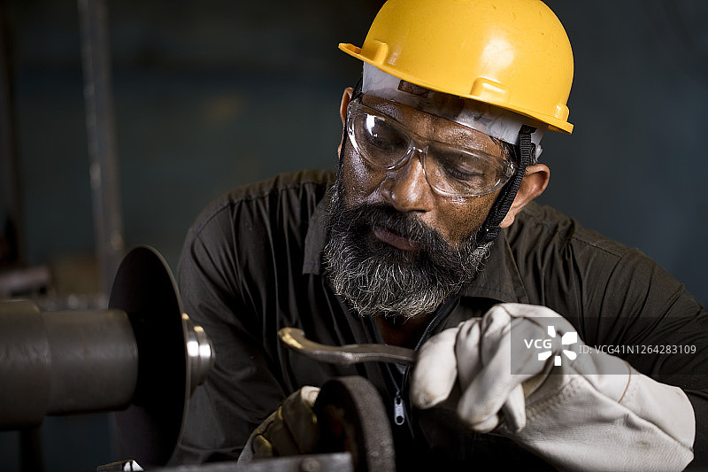 男人在工厂检查金属产品成品图片素材