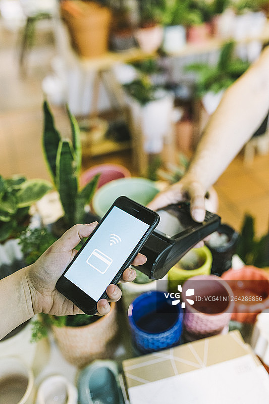 使用非接触式支付系统图片素材