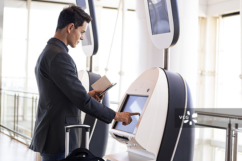 在机场办理登机手续的商务人士图片素材