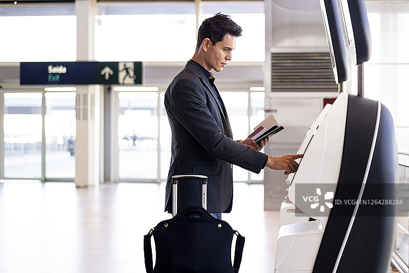 在机场办理登机手续的商务人士图片素材