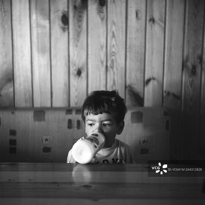 宝宝喝牛奶图片素材