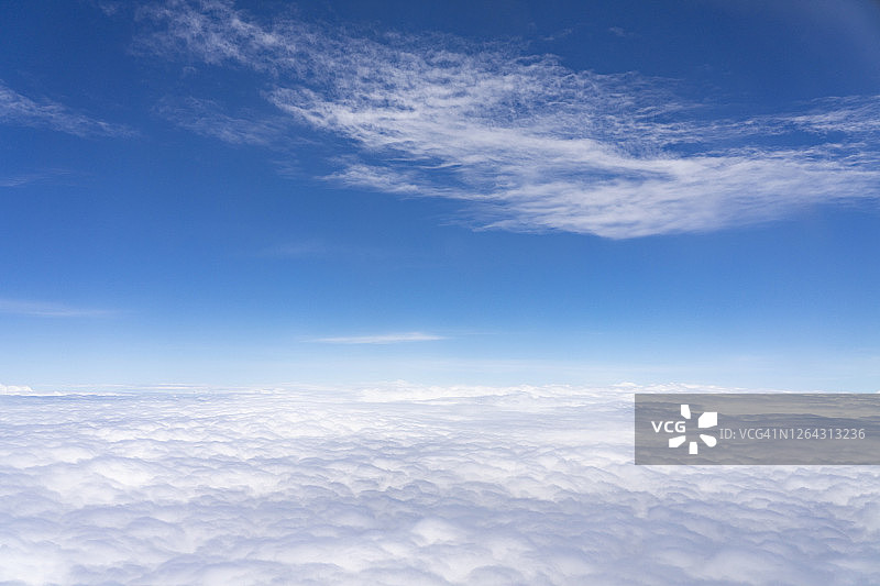 在云层之上飞行图片素材