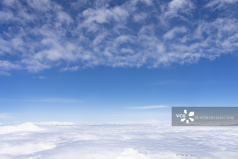 在云层之上飞行图片素材