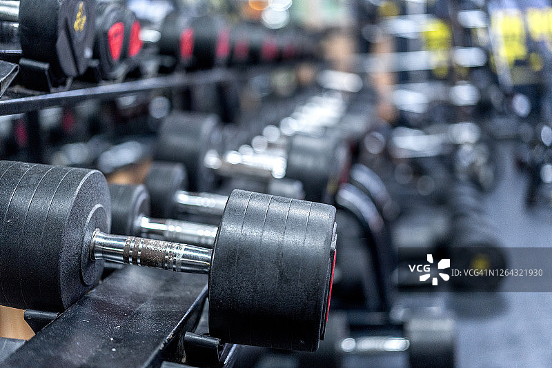 健身中心哑铃特写图片素材
