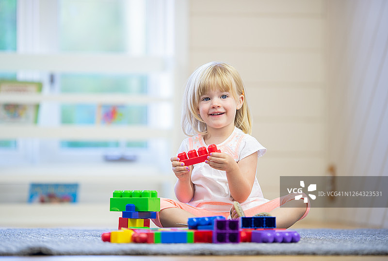 地毯上快乐的小孩图片素材