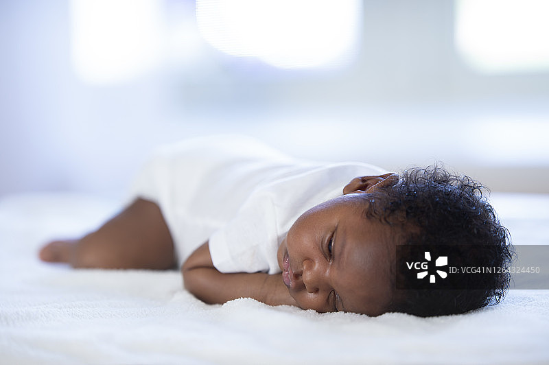 宁静的新生婴儿图片素材