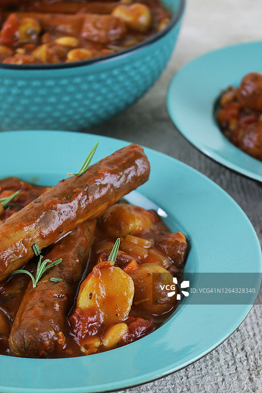 自制香肠砂锅：土豆、胡萝卜和番茄炖菜图片素材