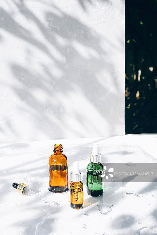 面部和身体用玻璃瓶装有机精华液图片素材