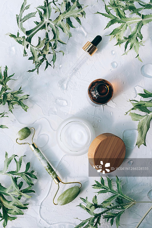 面部和身体用有机化妆品和按摩滚轮图片素材