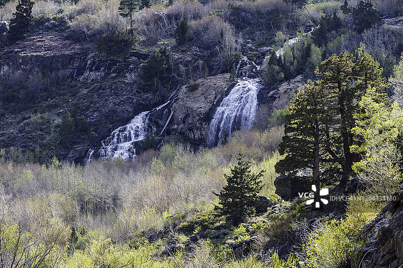 伦迪峡谷米尔溪下瀑布，位于加利福尼亚州内华达山脉的英约国家森林图片素材