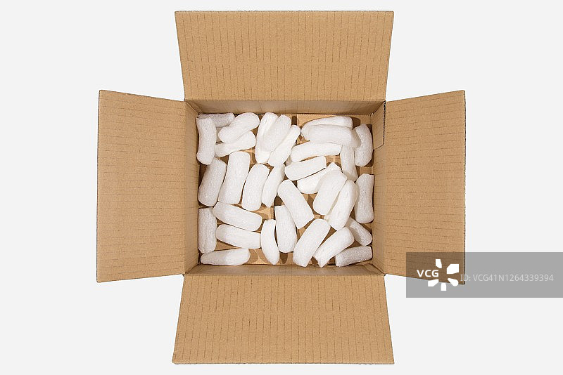 底部装有一些聚苯乙烯泡沫塑料包装花生的纸板箱图片素材