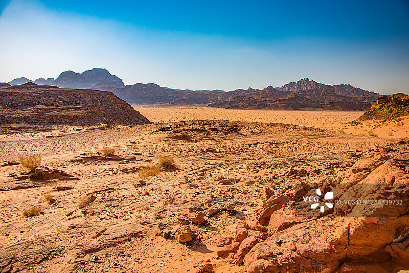 约旦瓦迪拉姆的沙丘和花岗岩塔岩层图片素材