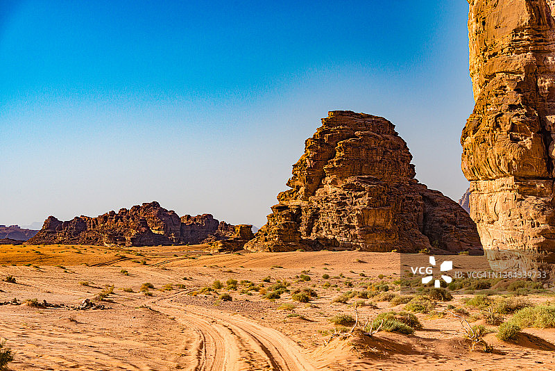 约旦瓦迪拉姆的沙丘和花岗岩塔岩层图片素材