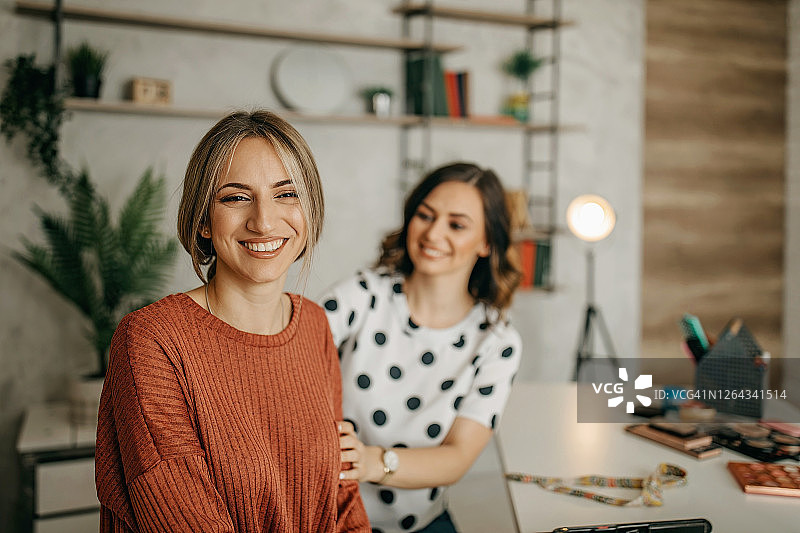 两个好朋友拍摄美发Vlog图片素材