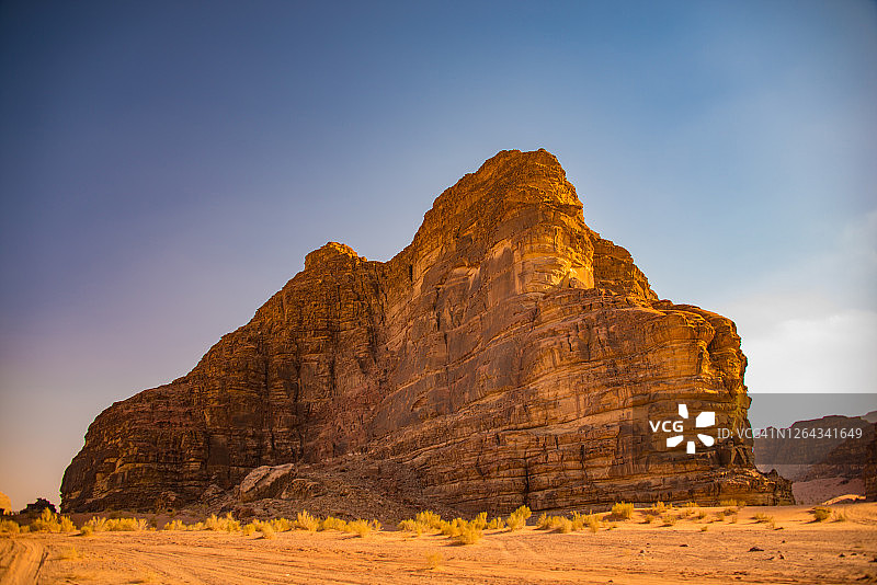 约旦瓦迪拉姆的沙丘和花岗岩塔岩层图片素材