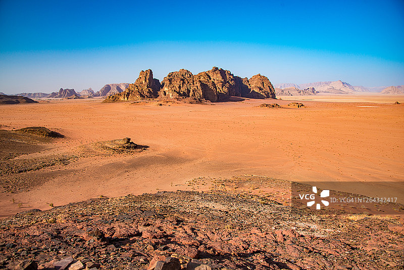约旦瓦迪拉姆的沙丘和花岗岩塔岩层图片素材