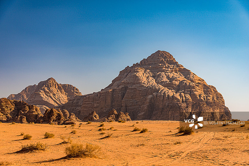 约旦瓦迪拉姆的沙丘和花岗岩塔岩层图片素材