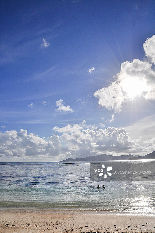 在塞舌尔拉迪格岛印度洋海岸线水中放松身心的两人图片素材